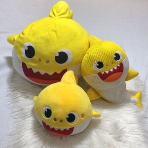 Large Baby Shark Official 18”Plush/Mommy Shark Bath/Pool musical talking Sharks